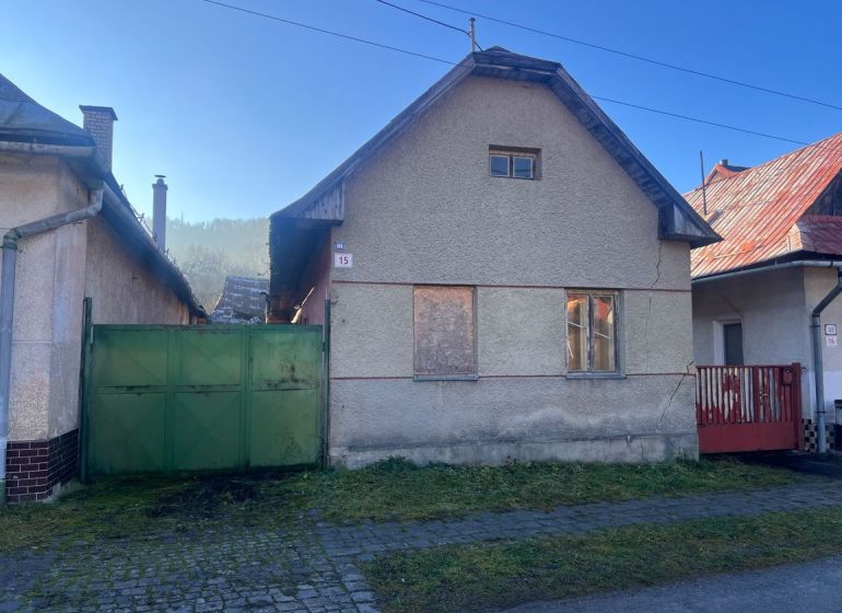 Rodinný dům na Hrnčířské ulici v Ľubietové, okres Banská Bystrica, potřebuje rekonstrukci střechy.