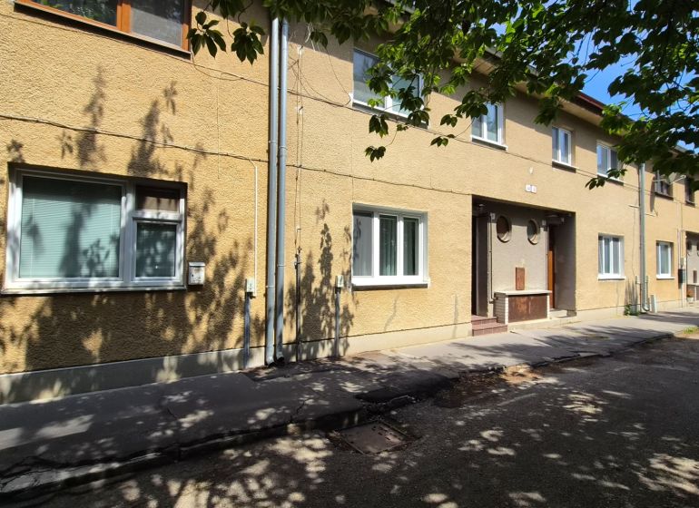 Bytový dům na ulici J. Emanuela ve městě Vrbové, nabízející 2-pokojové byty.