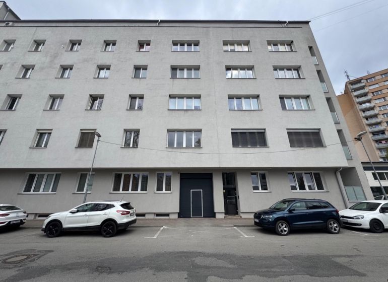 Pětipatrová bytová budova v Ružomberku s parkováním; potenciál pro 3-pokojový byt.