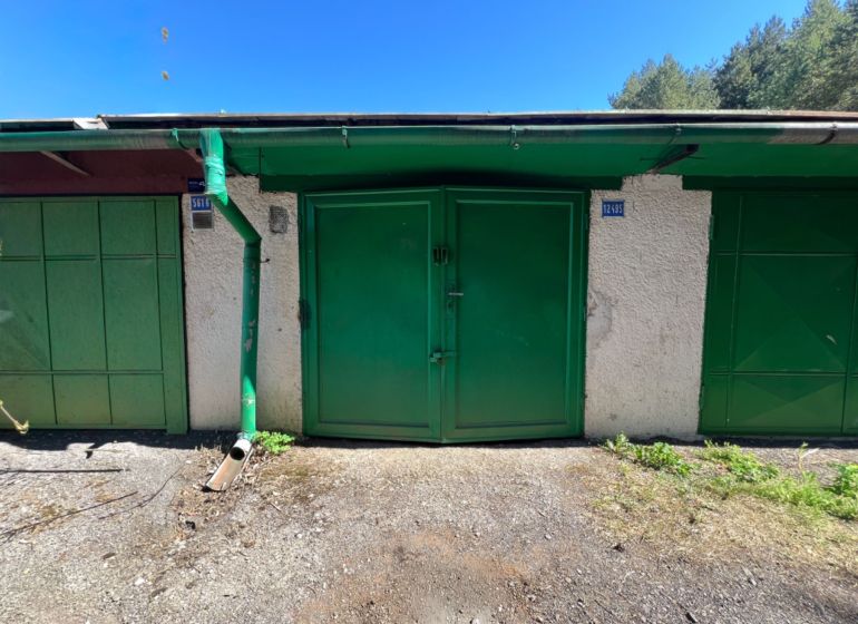 Zelené brány a dešťová okapová roura, Garáže, Tulská, Fončorda, Banská Bystrica.