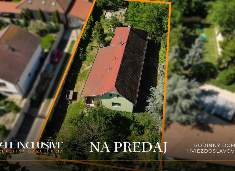 Letecký pohled na rodinný dům v Hviezdoslavově obklopený zelení a zahradou.