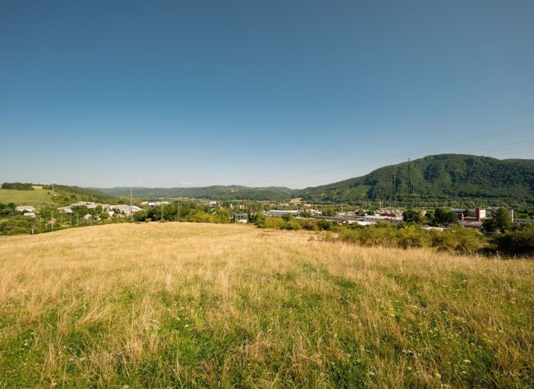 Krajina s loukami a kopci na Partizánské cestě v Banské Bystrici, vhodná na pozemky - bydlení.