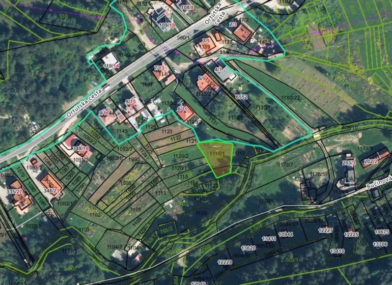 Katastrální mapa s vyznačenými parcelami a cestami v oblasti Zahrady, Malachov.