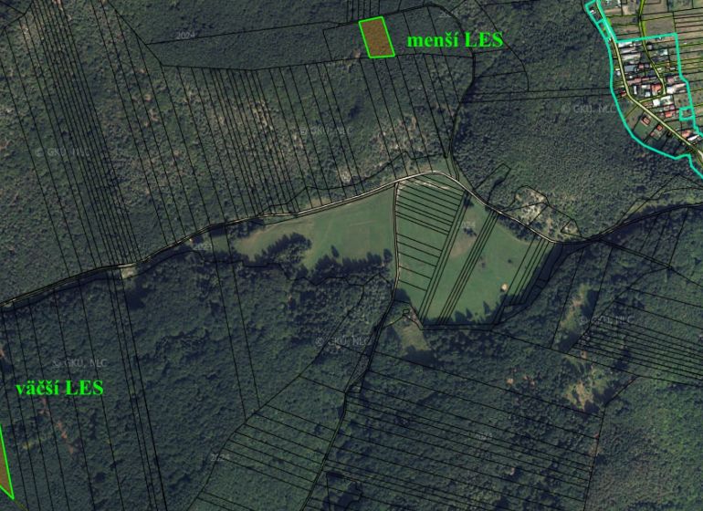 Letecká mapa zobrazuje zemědělské a lesní pozemky v oblasti Rajecká Lesná.