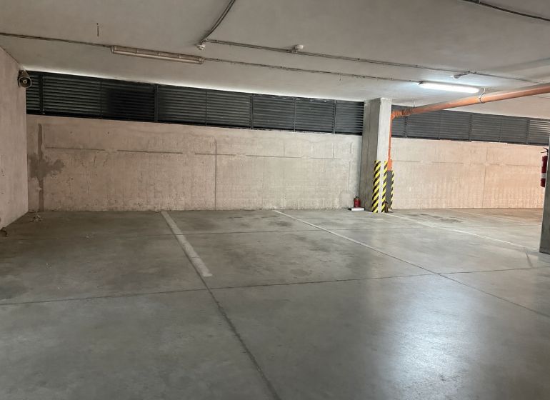 Betonová garáž s osvětlením a kamerou v Bratislavě - Petržalce na Betliarské ulici.