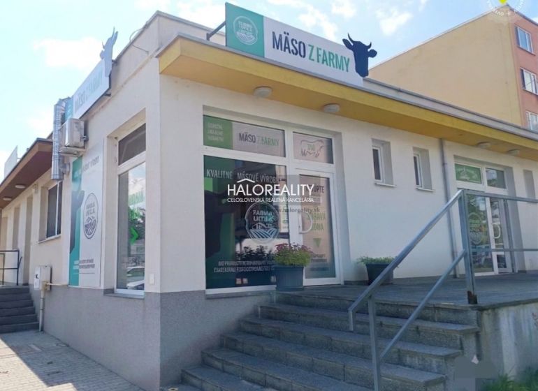 Obchodní prostory v Žiaru nad Hronom s reklamami na maso z farmy a vstupním schodištěm.