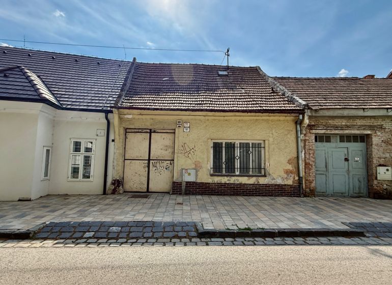 Rodinný dům na Pekárenské ulici v Trnavě s tradiční fasádou a starší střechou.