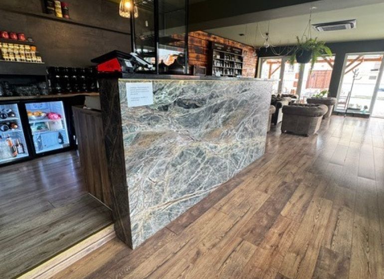 Obchodní prostory se stylovým interiérem, podlaha s dřevěným dekorem, moderní design.