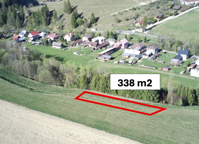 Letecký pohled na zemědělské a lesní pozemky v Čiernom Balogu s označeným pozemkem.
