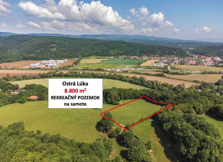 Rekreační pozemky v Ostrej Lúce obklopené přírodou a zelenou krajinou.