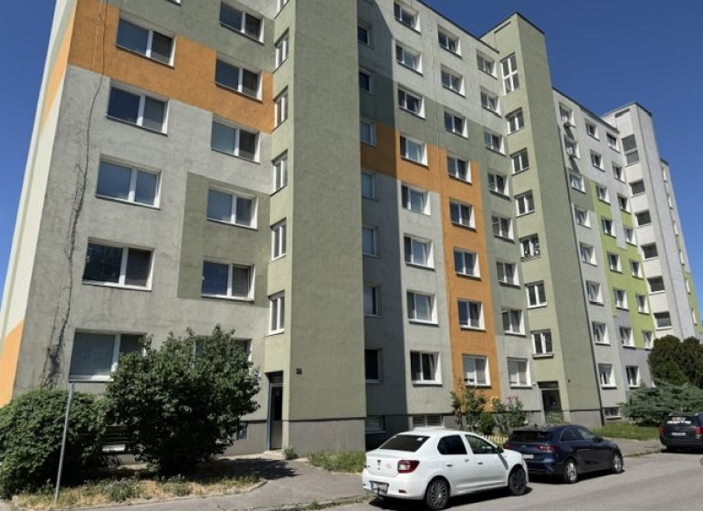 Panelový dům na Dudvážské ulici, Bratislava - Podunajské Biskupice, nabízející 1-pokojový byt.