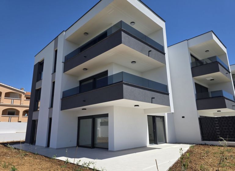 Exteriér 4pokojového bytu v Privlace se zahradou a balkonem.