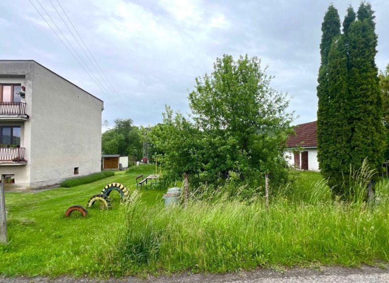 Zeleň a budovy v Gôtovanech na rekreačních pozemcích.