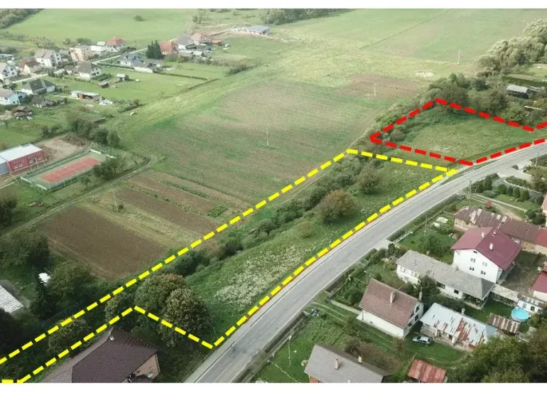Letecká fotografie pozemků - bydlení ve Slovenské Volové, zobrazuje zelené plochy a cestu.