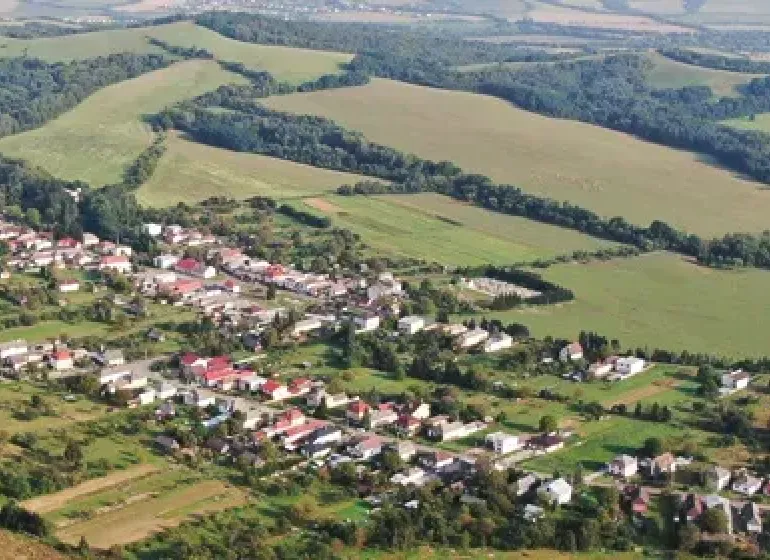 Letecký pohled na Rovné obklopené zemědělskými a lesními pozemky.