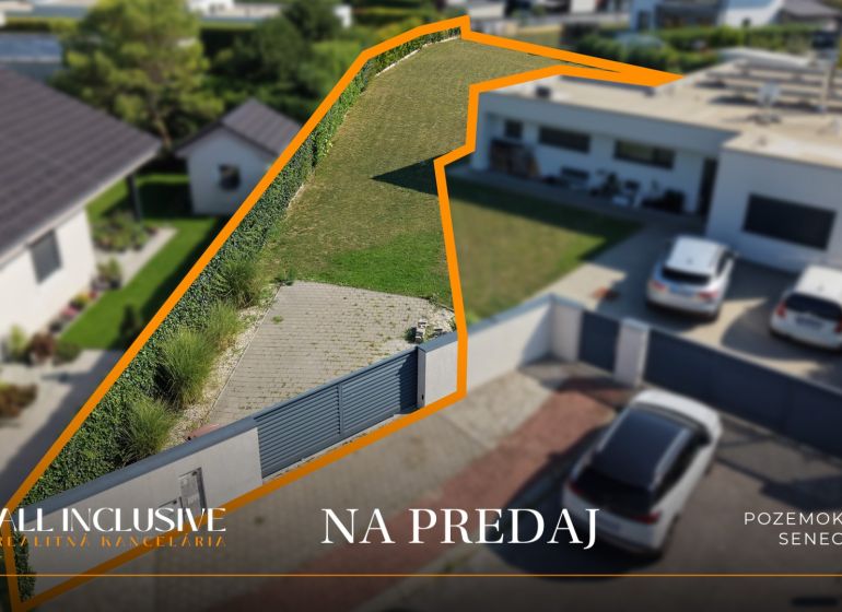 Pozemek na Mlynském Klíně v Senci připravený k bydlení obklopený zelení.