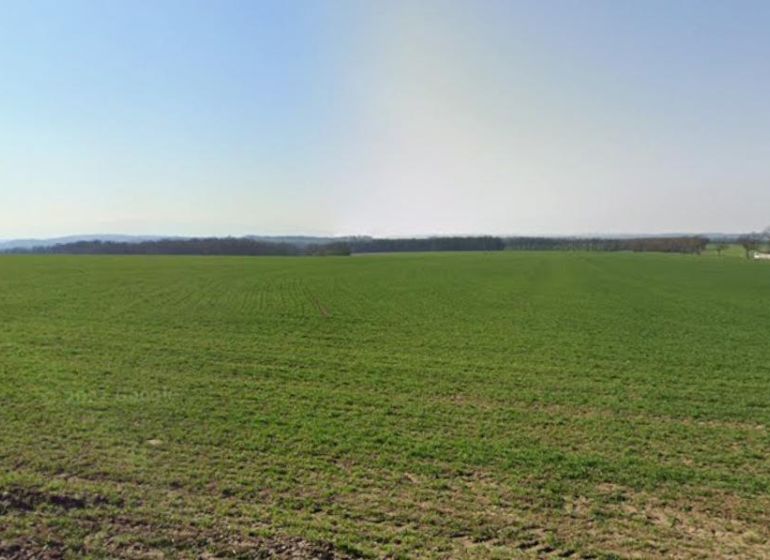 Pozemek v Brhlovcích na ulici Kamenný potok, využitelný pro výstavbu domů.
