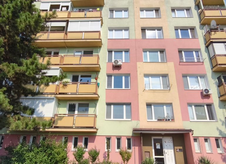 Pestrá fasáda bytového domu s balkóny v Lučenci nabízí 1-pokojový byt.