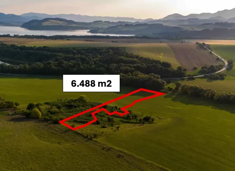 Panoráma zvláštních nemovitostí v Liptovském Trnovci s rozlohou 6 488 m².