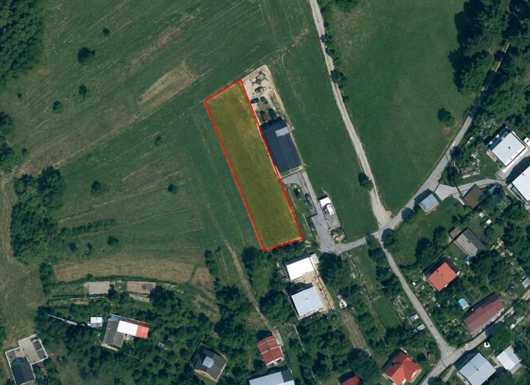 Letecký snímek zemědělských a lesních pozemků v Oščadnici s vyznačeným obrysem.