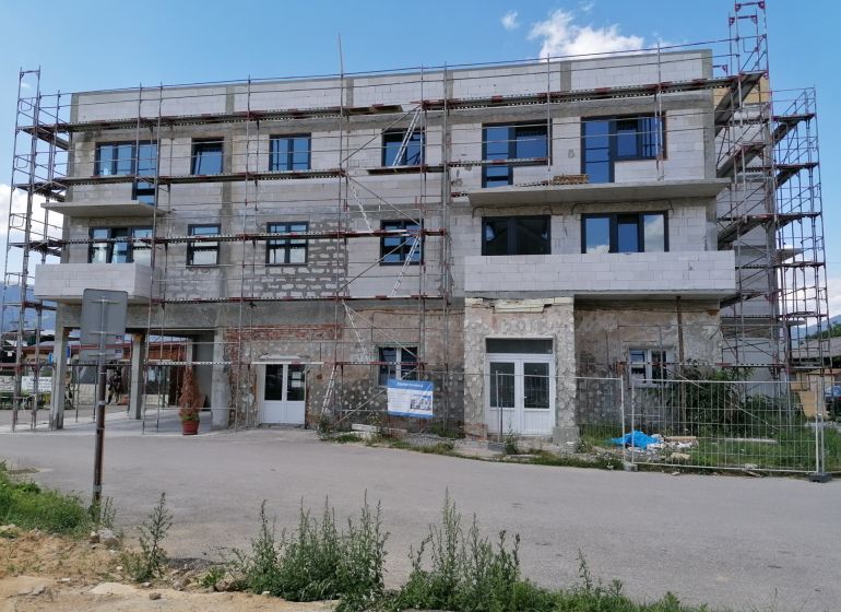Budova v rekonstrukci na ulici Tomčany v Martině pro 3-pokojové byty.