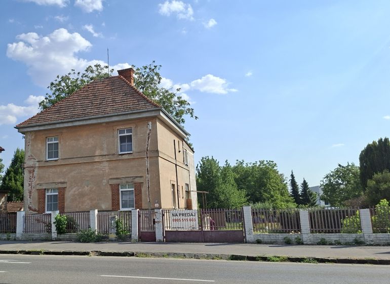 Rodinný dům na Levické ulici ve Vráblích se starším cihlovým exteriérem.