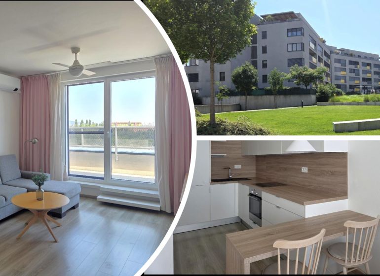 Obývací pokoj s pohovkou a balkonem, kuchyň a exteriér budovy se zelení.