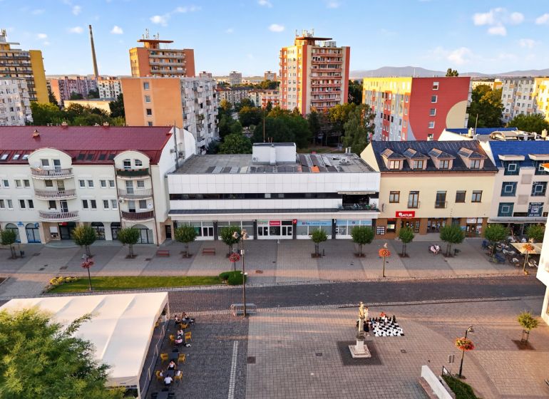 Pohled na obchodní prostory na ulici M.R. Štefánika v Topoľčanech.