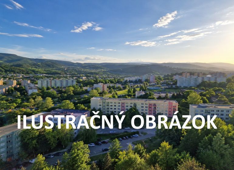 Pohled na 1-pokojový byt v Banské Bystrici s panoramatickým výhledem na okolí.