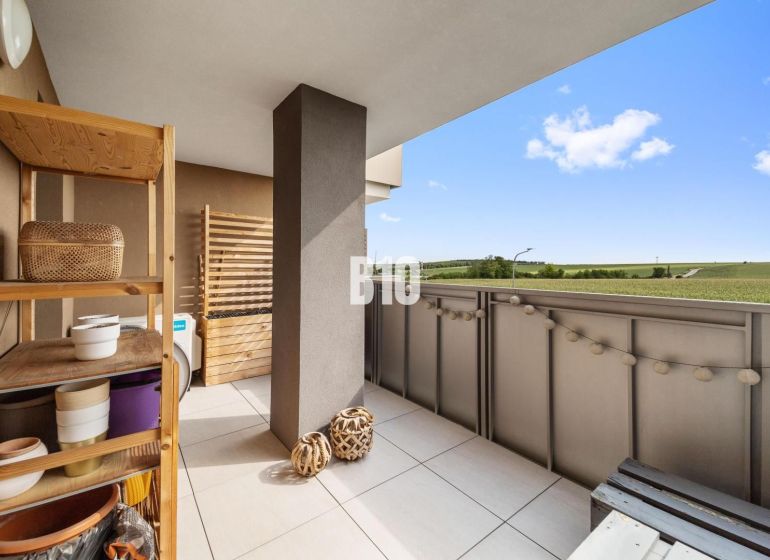 Balkon v 4-pokojovém bytě v Nitře s výhledem na okolní krajinu.
