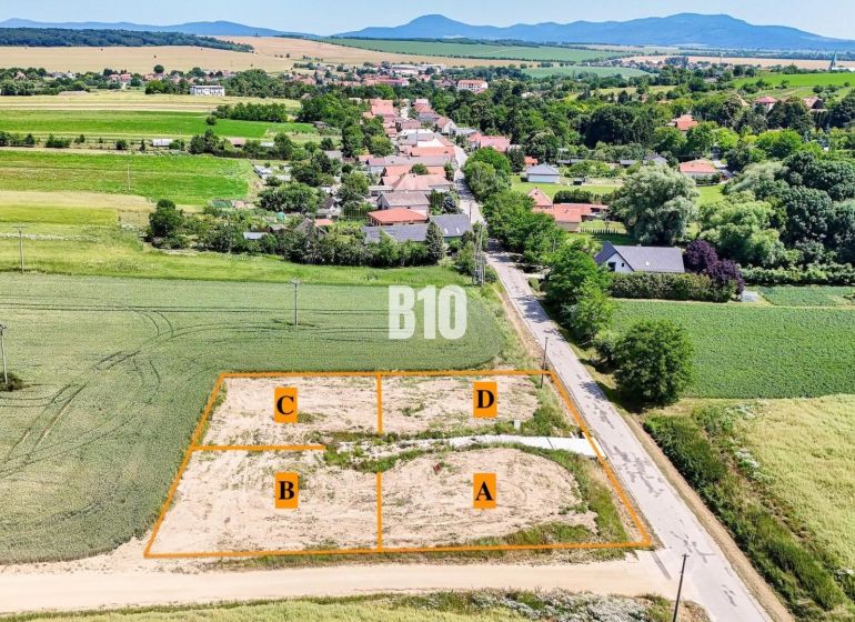 Letecký pohled na pozemky - bydlení v Nových Sadech s rozdělenými parcelami.