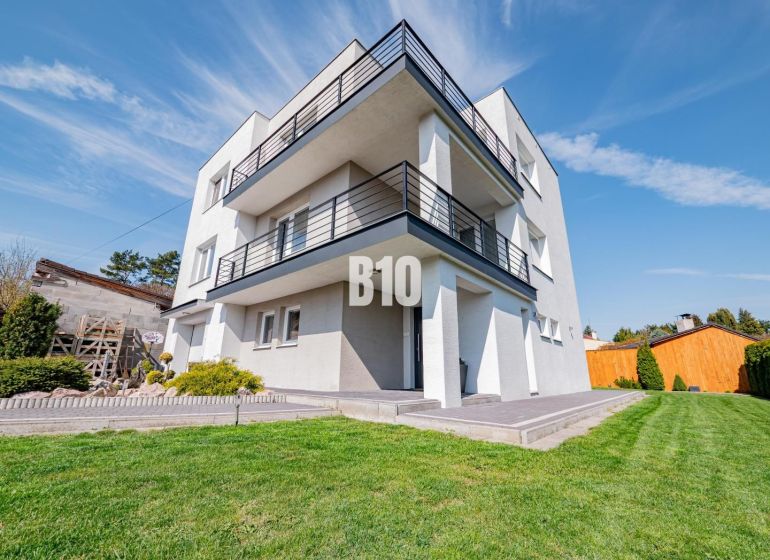 Rodinný dům v Nitře s velkou zelenou zahradou a prostornými balkóny.