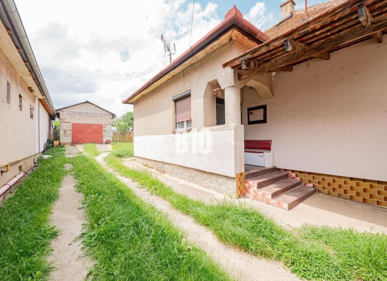 Rodinný dům v Nitře s vedlejší stavbou a malým dvorem.