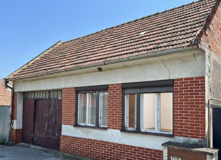 Rodinný dům v Dolních Orešanech na ulici Dolní Orešany, s červenou cihlovou fasádou.