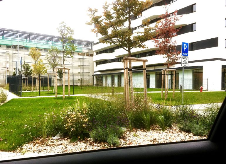 2-pokojový byt, Údernícka ulice, Bratislava - Petržalka, venkovní prostor, zeleň, parkoviště.