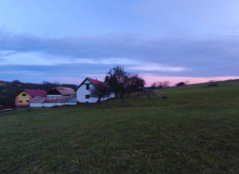 Rodinný dům na Prielohu v Dolní Strehové obklopený přírodou při soumraku.