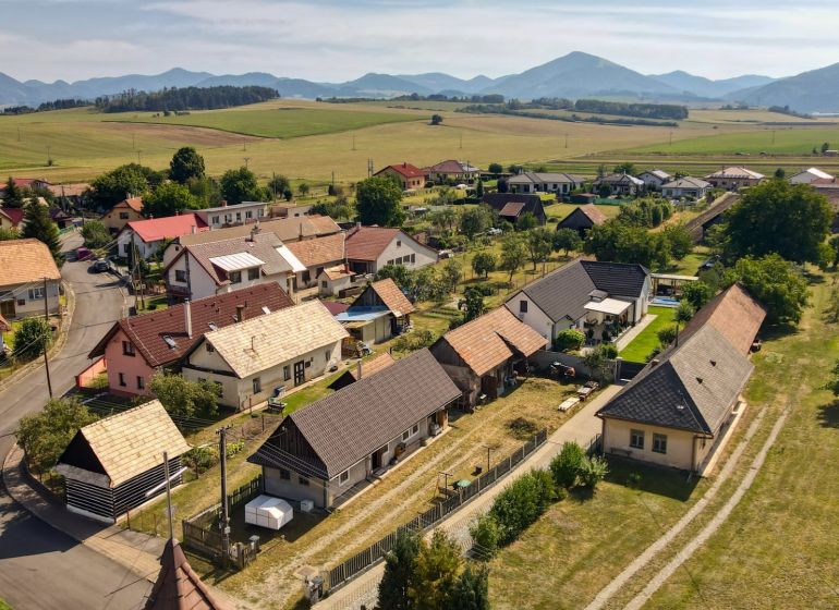Žabokreky: Panorama rodinných domů s venkovským charakterem a kopci v pozadí.