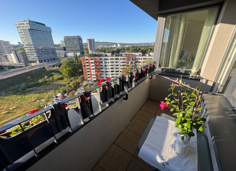 Balkon s rostlinami a výhledem na Bosákovu ulici, Bratislava - Petržalka.