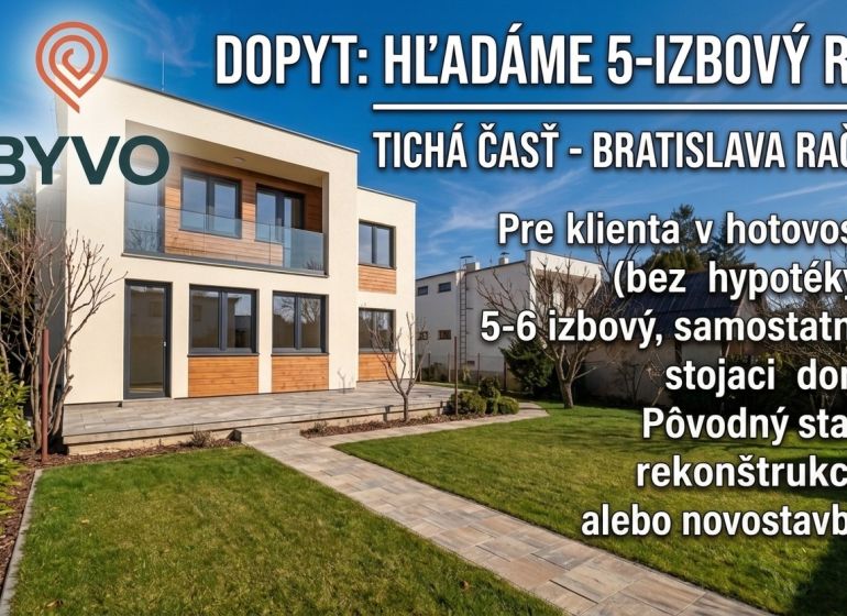 Rodinný dům v Bratislavě-Rači s fasádou v dřevěném dekoru a upravenou zahradou.