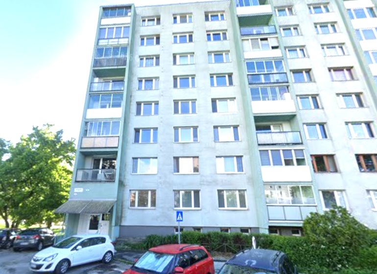 Bytový dům na Ostravské ulici v Košicích, městská část Jih, s parkovištěm.