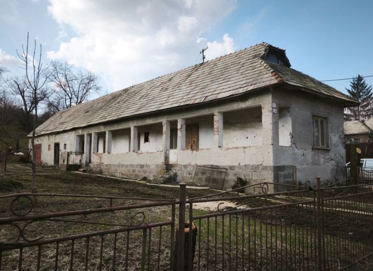 Rodinný dům na Tučekově ulici ve Velkém Krtíši se starou střechou a zahradou.