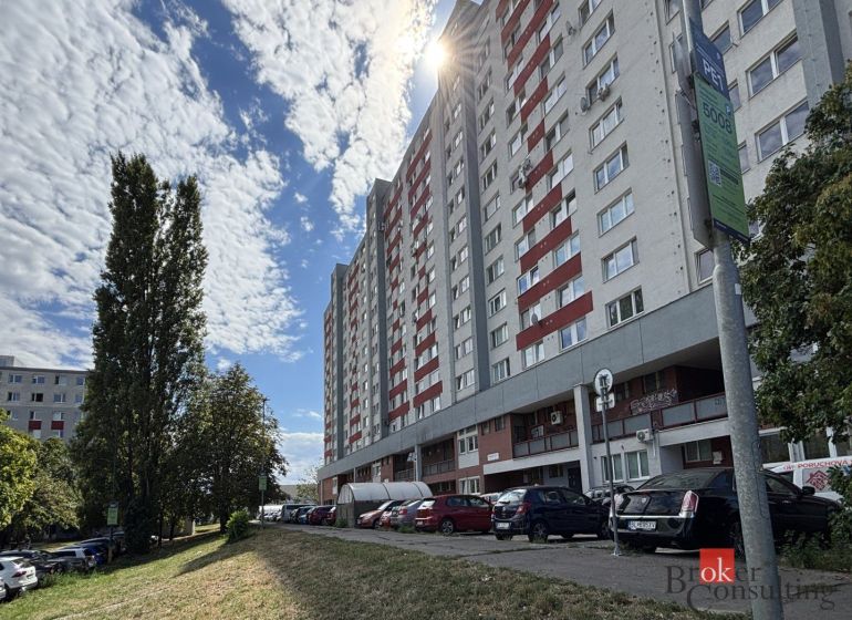 Pohled na bytovku na Šustekově ulici v Bratislavě-Petržalce, garsonka nabízí přilehlé parkoviště.