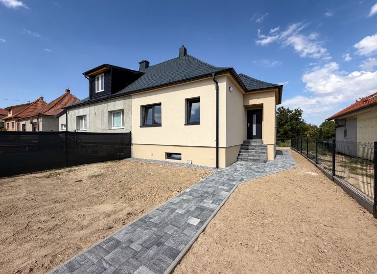Rodinný dům na Trnavské ulici v Nitře s přístupovým chodníkem a dvorem.
