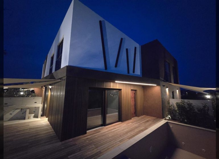 Vila v Ninu s moderní architekturou a podlahou s dřevěným dekorem.