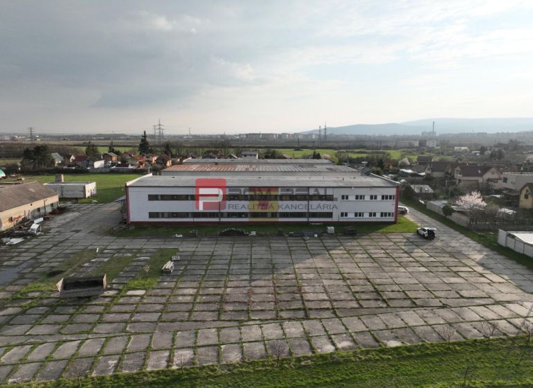 Výrobní prostory na Pezinské ulici ve Vinosadech, velká zpevněná plocha.