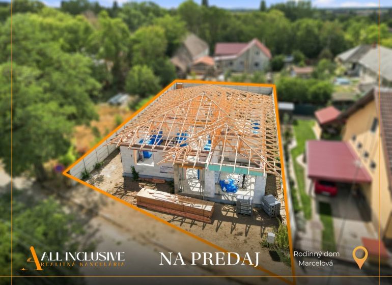 Rodinný dům v Marcelové ve výstavbě s dokončenou dřevěnou střešní konstrukcí.