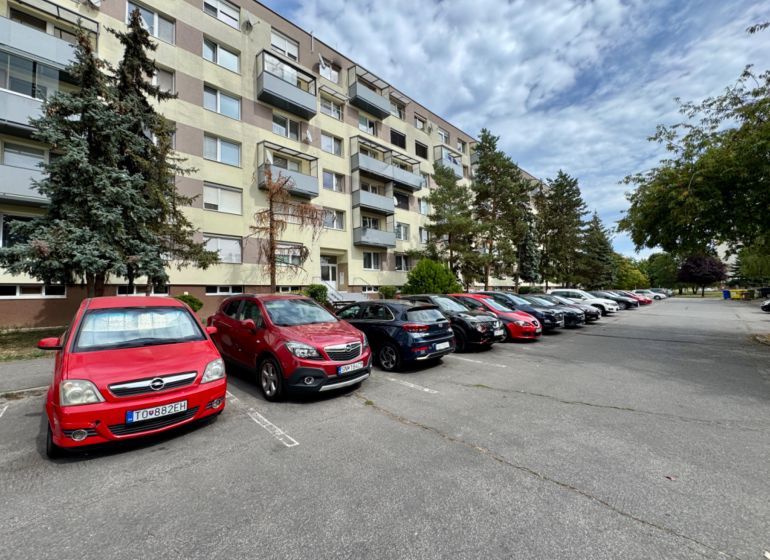 Parkoviště u bytového domu v Topoľčanech pro obyvatele 1-pokojových bytů.