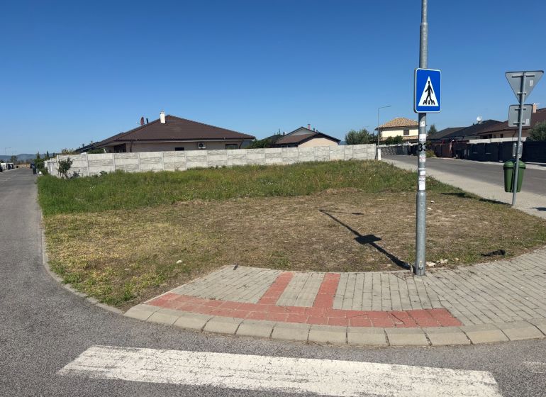 Pozemek na bydlení v Mostě u Bratislavy, rohová parcela s vyznačeným přechodem.