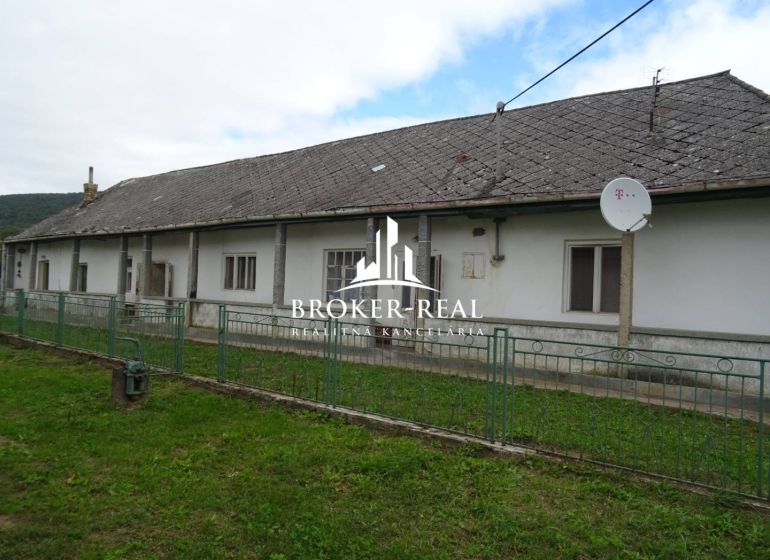 Rodinný dům v Černochově, obklopený zelení, se satelitní anténou na střeše.