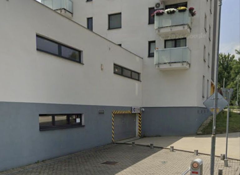 Vjezd do garáží na Švermově ulici v Banské Bystrici, u obytného domu.